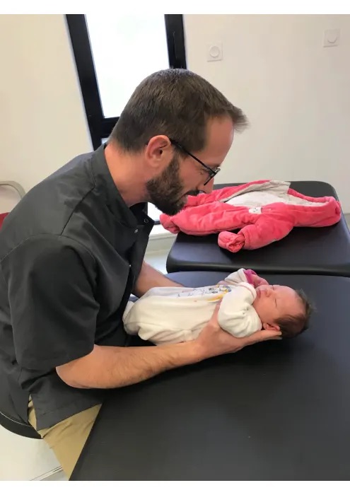 Ostéopathie pédiatrique : consultation douce d'un nourrisson